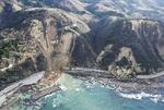 　能登半島地震による土砂崩れで寸断された石川県珠洲市の国道２４９号＝２０２４年１月