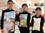 オリジナルの米袋をデザインした生徒ら＝昨年１２月２４日、鳥取市正蓮寺のサンマート南店