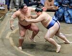 　大の里（右）が押し出しで大栄翔を下す＝両国国技館