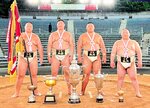 団体で２年連続８度目の優勝を果たした鳥取城北の（左から）小林、サンチルガリデ、井上、片桐＝石川県卯辰山相撲場