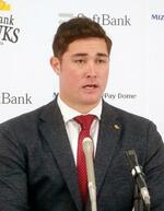 　契約更改交渉を終え、記者会見するソフトバンクのリチャード＝６日、みずほペイペイドーム