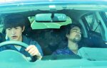 情報屋・木原（右）は週刊誌記者の三島を運転手としてコンビを組むが…(C)カンテレ