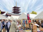 お目当ての品を探す来場者ら