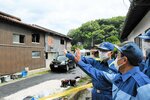 白石町長（手前）から火災の説明を受ける平井知事＝９日、鳥取県江府町江尾