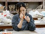 　石川県立九谷焼技術研修所で絵付け作業をする高林真穂さん＝能美市