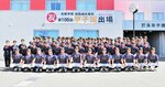 甲子園出場を祝う横断幕を前に甲子園での全力プレーを誓った野球部員＝２９日、鳥取市西品治の鳥取城北高