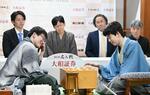 　将棋の第８３期名人戦第４局を終え対局を振り返る、勝利した永瀬拓矢九段（左）と敗れた藤井聡太名人＝１８日夜、大分県宇佐市