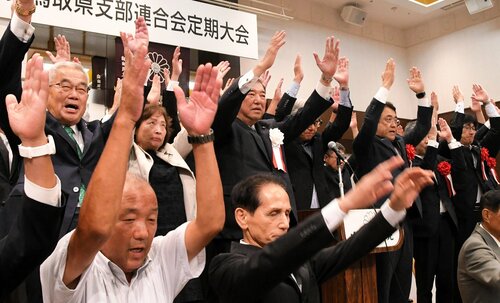 地元の期待の声を受け、総裁選出馬への意欲を強くにじませた石破氏（中央）＝２７日、米子市内のホテル