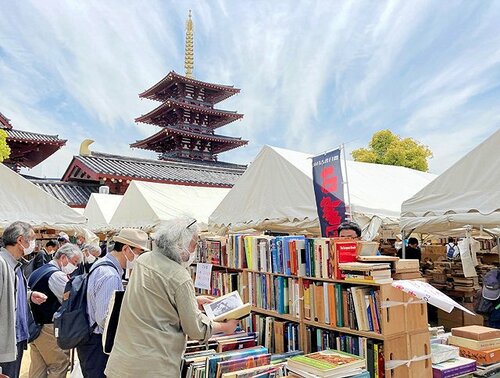 お目当ての品を探す来場者ら