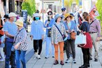 鳥取砂丘コナン空港着のチャーター便で鳥取県を訪れ、水木しげるロードを観光する台湾からのツアー客＝１１月２日、境港市松ケ枝町