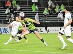 鳥取―岐阜　ガイナーレは後半３６分、田中翔がヘディングシュートで１点を返す＝Ａｘｉｓバードスタジアム