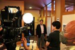 主人公の母親を演じる生方和代さん（右から２人目）と絡むシーンのカメラテストに臨む広田市長（同３人目）＝６日、倉吉市上井町２丁目のだるま食堂