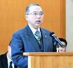 警察署長らに訓示を行う青山本部長（中央）＝２４日、鳥取県警本部