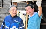 床上浸水した家屋などの掃除をしている住民から当時の様子を聞き取る谷氏（左）＝１９日、香美町香住区間室
