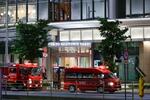 　騒然とする「東京ミッドタウン八重洲」周辺＝２２日午後１０時、東京都中央区