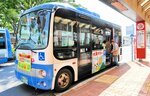利用者が６００万人を突破した１００円循環バス「くる梨」＝ＪＲ鳥取駅前