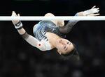 　女子団体総合決勝　岸里奈の段違い平行棒＝パリ（共同）