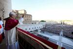 　８日、バチカンのサンピエトロ大聖堂のバルコニーに現れたローマ教皇レオ１４世（ロイター＝共同）