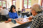 盤上で火花を散らす出場者＝１５日、倉吉未来中心