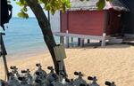 　ダイビング用の空気タンクが並ぶティオマン島の海岸