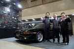 　展示会でポーズをとる、トヨタ自動車で旧車の復刻部品提供などの担当部門トップを務める高橋智也氏（右）ら＝１１日午後、千葉市の幕張メッセ