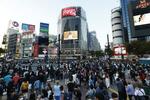 　東京・ＪＲ渋谷駅前を行き交う大勢の人たち＝昨年１０月