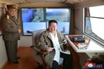 　新型の地対空ミサイルの試験発射を視察する北朝鮮の金正恩朝鮮労働党総書記（右）＝２０日（配信元が画像の一部を加工しています、朝鮮中央通信＝共同）