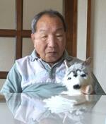 　浜松市の自宅で過ごす袴田巌さん＝２２日午前（袴田さん支援クラブ提供）