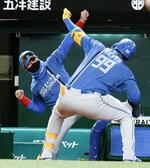 　９回、本塁打を放った日本ハムのレイエス（９９）とポーズを決める新庄監督＝ベルーナドーム