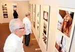 二科展入選作品などが並ぶ展示会場