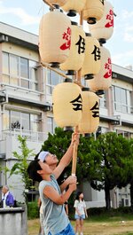 万灯の灯を絶やすまいと練習に励む子どもたち＝１０日、米子市諏訪の五千石小
