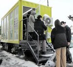 養父市が派遣した移動式ランドリー車で、洗濯の順番待ちをする被災者＝１月２４日、石川県珠洲市の上戸小（養父市提供）