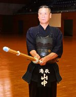 「寒流月を帯びて澄めること鏡の如し」を座右の銘として研さんを誓う山中館長＝鳥取県立武道館