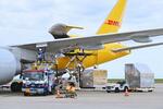 　大規模量産設備で造られた廃食用油由来の航空機用再生燃料を、貨物機に給油する作業＝２３日午前、愛知県常滑市の中部国際空港