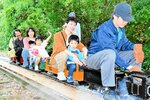 ミニＳＬを楽しむ親子連れ