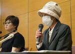 　記者会見する尼僧の叡敦さん（右）＝７日午後、京都市