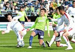鳥取－琉球　ガイナーレは前半１５分、牛之浜（中央）のアシストから先制する＝Ａｘｉｓバードスタジアム