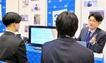 参加者に業務内容を説明する企業の人事担当者（右）＝７日、鳥取市の鳥取産業体育館