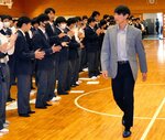 生徒の大きな拍手に迎えられる古田選手＝２日、米子市博労町４丁目の米子工業高