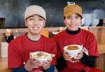 　開発したミャンマー料理を見せるワエイヤンナインさん（左）とスモントゥエさん＝岐阜県土岐市