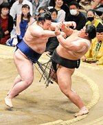十両優勝決定戦　落合（右）を攻める豪ノ山。押し出しで破る＝２８日、東京・両国国技館