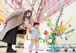 立体造形作品を楽しむ親子連れ＝７日、倉吉未来中心