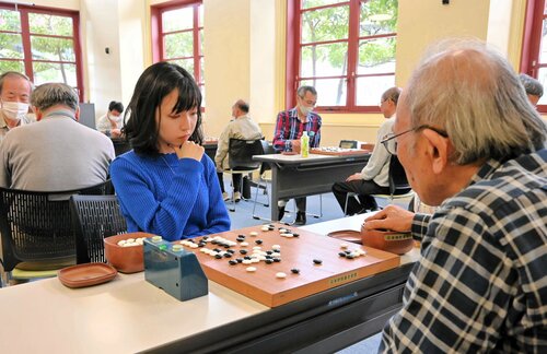 盤上で火花を散らす出場者＝１５日、倉吉未来中心