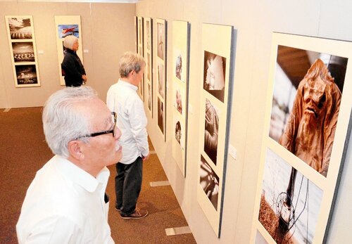 二科展入選作品などが並ぶ展示会場
