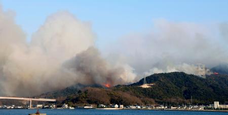 　岡山市南区で発生した山火事＝２３日午後５時１６分