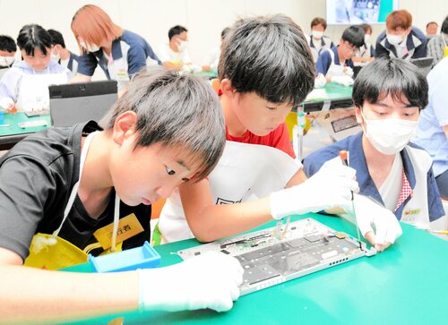 ねじを締める参加者
