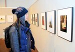 個性豊かな作品を楽しむ来場者