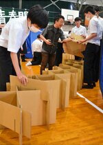 災害時に使う段ボールベッドを組み立てる生徒ら＝１日、三朝町の三朝中