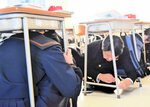 机の下に入って身の安全を確保する生徒たち＝新温泉町芦屋の浜坂高