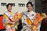 「打吹天女」の山田さん（左）と小椋さん＝５日、倉吉市役所第２庁舎駐車場